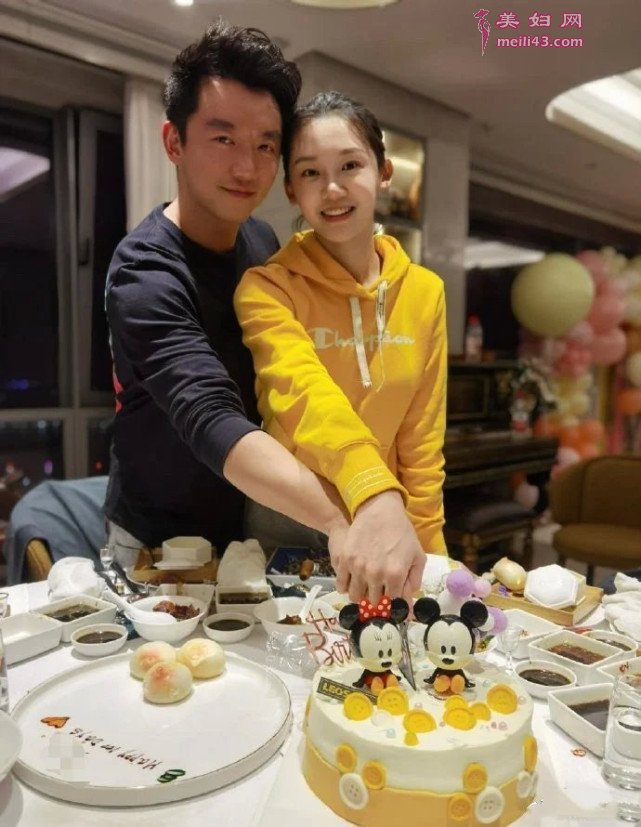 现在苗苗和老公的感情愈发甜蜜,女儿也健健康康成长,一家三口确实